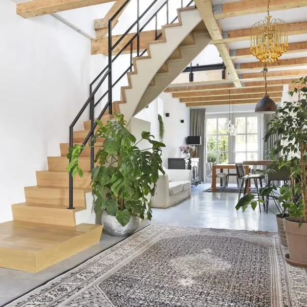 Eiken Z-trap met Bordes en Stalen Hekwerk 1