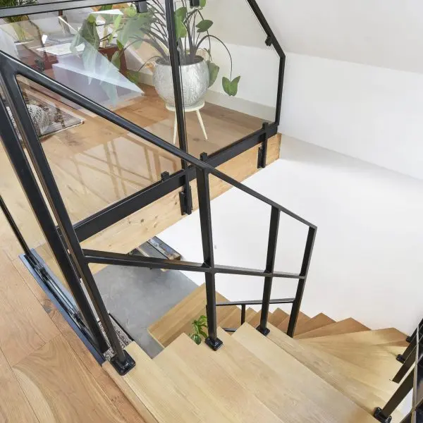 Eiken Z-trap met Bordes en Stalen Hekwerk 2