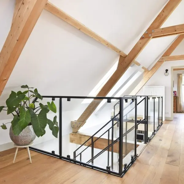 Eiken Z-trap met Bordes en Stalen Hekwerk 3