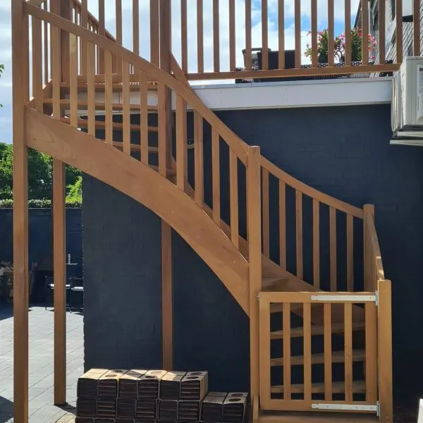 Iroko S-trap met Balkonhekken 2