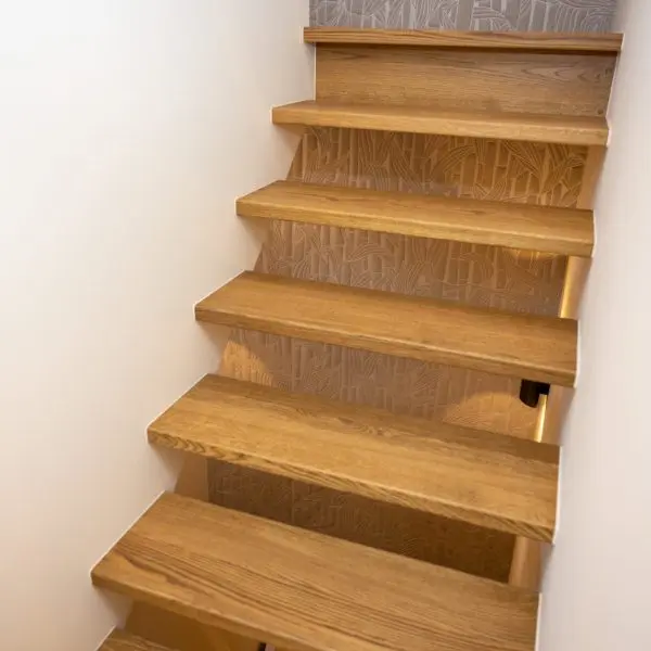 Trap met Pennen uit wand 1