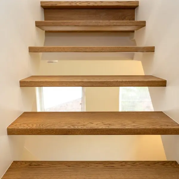 Trap met Pennen uit wand 3