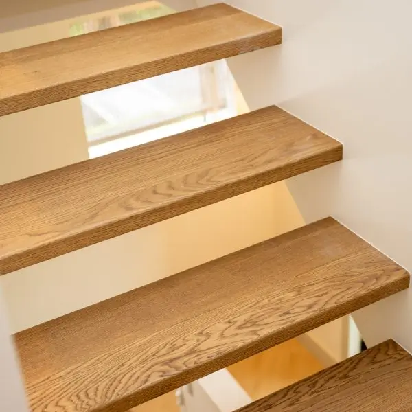 Trap met Pennen uit wand 4