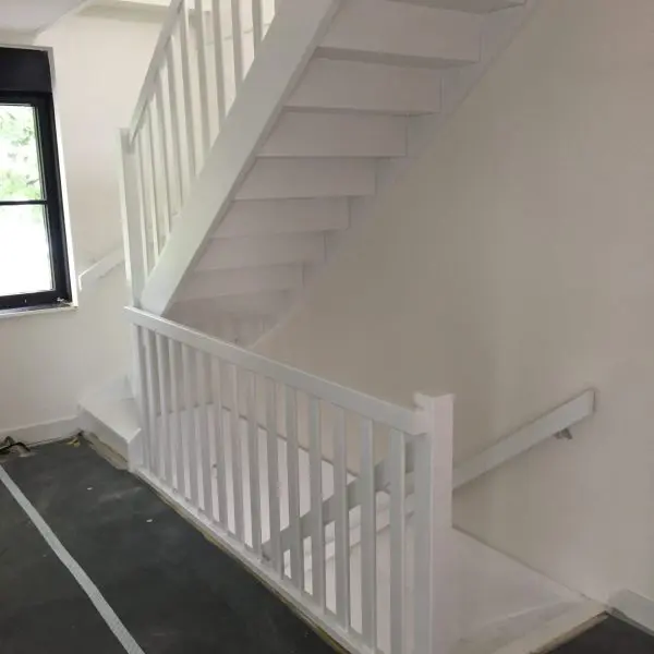 Trap met Rechthoekige Spijlen 2