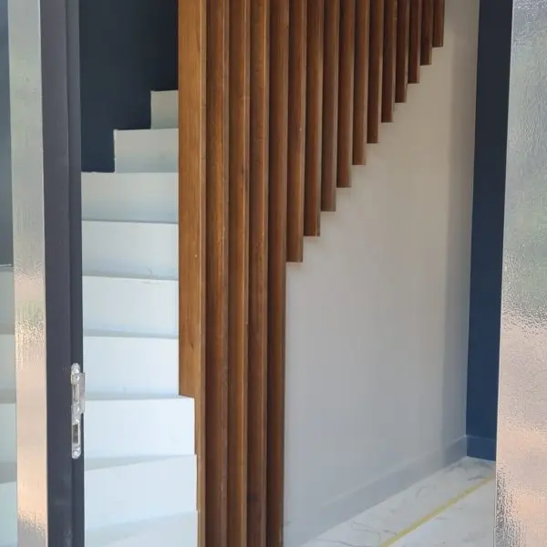 Witte Bloktrap met Eiken Hekwerk 1