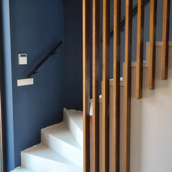 Witte Bloktrap met Eiken Hekwerk 2