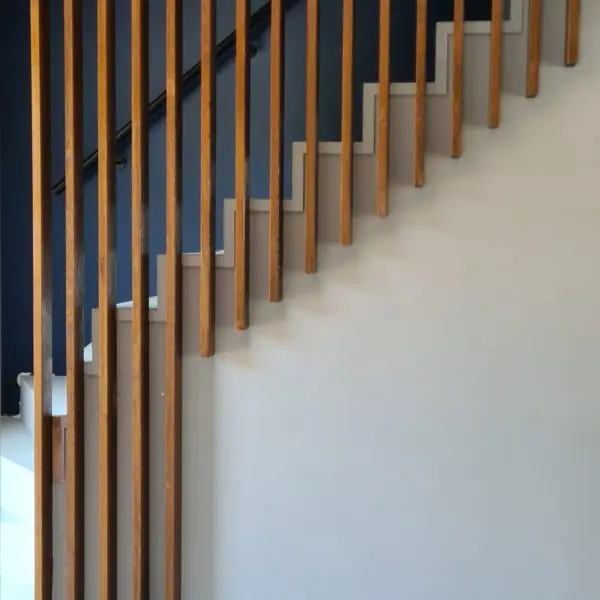 Witte Bloktrap met Eiken Hekwerk 3