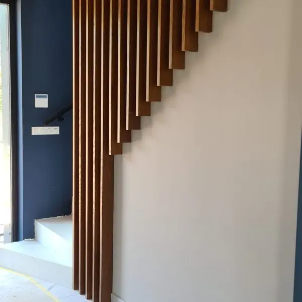 Witte Bloktrap met Eiken Hekwerk 4